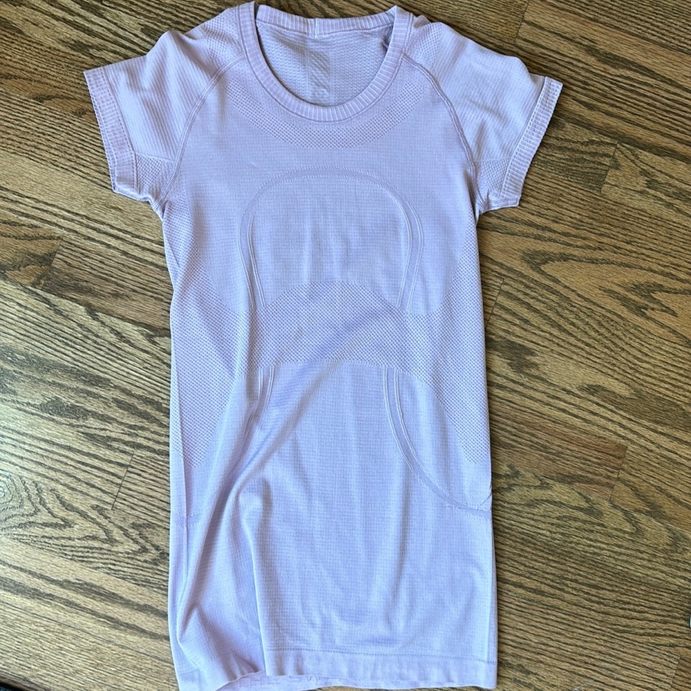 Lululemon lavender short sleeve size 4